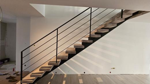 Holztreppe mit Stahlgeländer