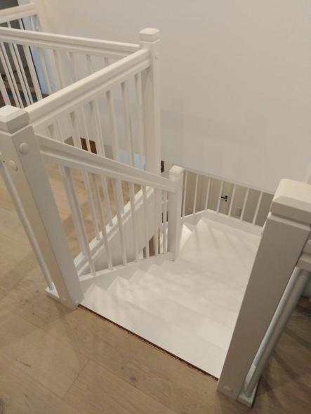 Holztreppe weiß
